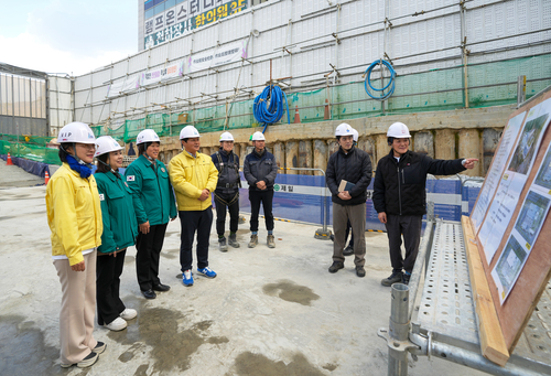 하남시의회 자치행정위원회 2025년 행정사무감사 앞두고 학암동 '위례 복합체육시설' 공사현장 방문