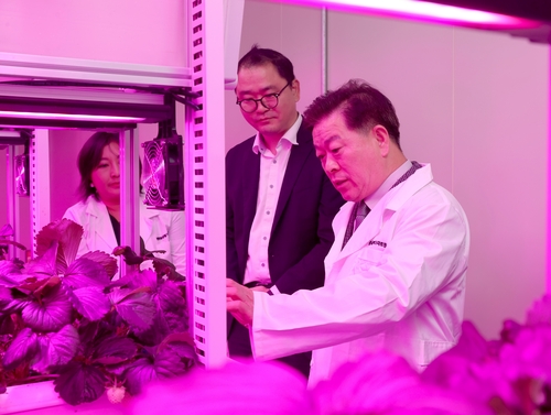 박승원 광명시장 22일 '광명동굴 딸기 스마트팜' 시설 관람