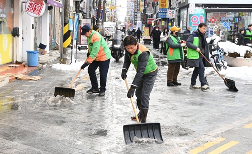 조용익 부천시장 부천역 마루광장 제설작업 동참