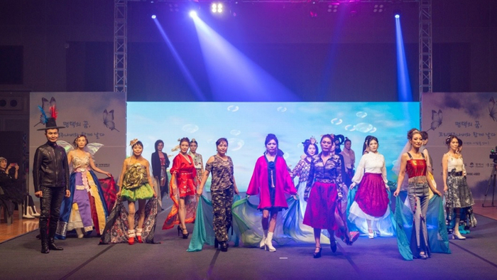 꼬리명주나비 생태와 패션의 만남으로 시민들 큰 호응