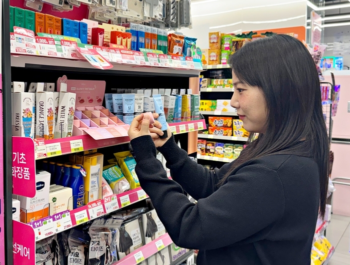 고객이 편의점 CU 뷰티 특화 매장 매대에서 제품을 구경하고 있다. 사진=BGF리테일