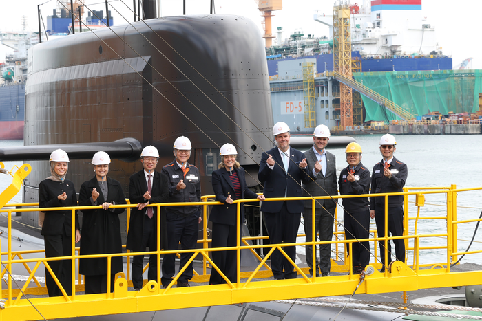 24일 멜라니 졸리 캐나다 산업부 장관(가운데)이 김희철 한화오션 대표이사(왼쪽에서 네 번째), 강환석 방위사업청 차장(왼쪽에서 세 번째) 등과 함께 