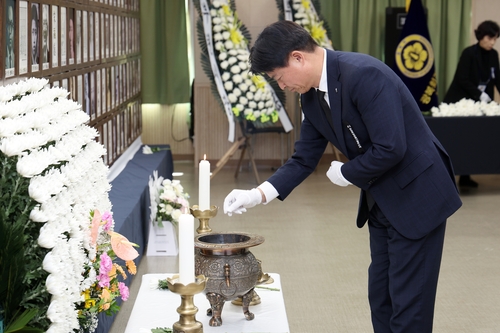 조용익 부천시장 21일 '2025년 부천시 항일독립유공자 선열 추모제'에서 분향
