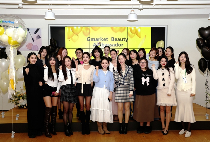지난 21일 서울 강남구 G마켓 본사에서 열린 발대식에서 G마켓 뷰티 앰버서더 1기 멤버들이 참석해 기념사진을 촬영하고 있다. 사진=G마켓