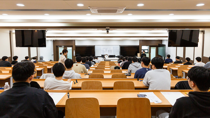 2026학년도 한양대 논술고사를 응시하는 수험생들이 시험장에서 준비하고 있다. (사진=한양대)