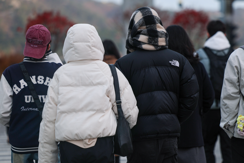 서울 종로구 광화문네거리에서 외투 모자를 쓰거나 목도리를 한 시민들이 길을 건너기 위해 신호를 기다리고 있다. 연합뉴스