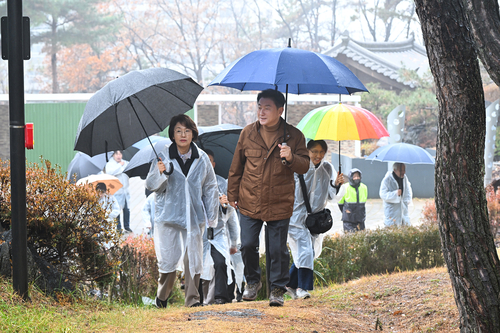 김동근 의정부시장-추동 숲정원 시민참여단 25일 '추동 숲정원' 1단계 조성 완료 구간 점검