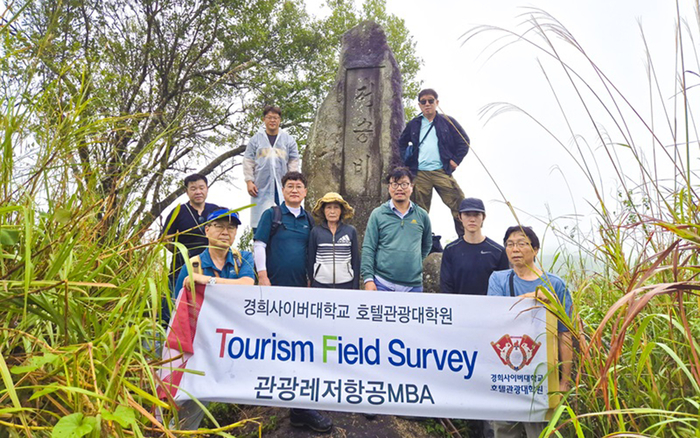 베트남전 당시 638고지 안케전투 맹호부대 전승비에서 현지 동행 주민과 함께 진행한 답사