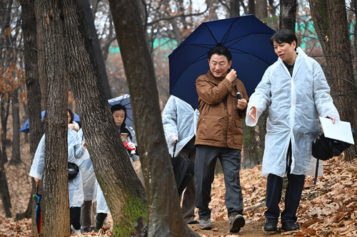 김동근 의정부시장-추동 숲정원 시민참여단 25일 '추동 숲정원' 1단계 조성 완료 구간 점검