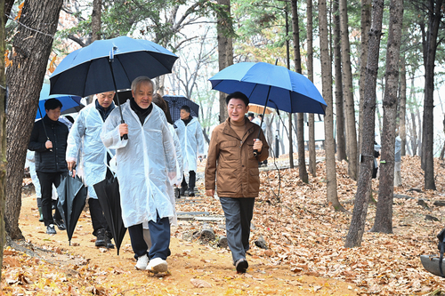 김동근 의정부시장-추동 숲정원 시민참여단 25일 '추동 숲정원' 1단계 조성 완료 구간 점검