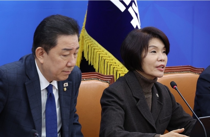 더불어민주당 한정애 정책위의장(오른쪽), 김병기 원내대표