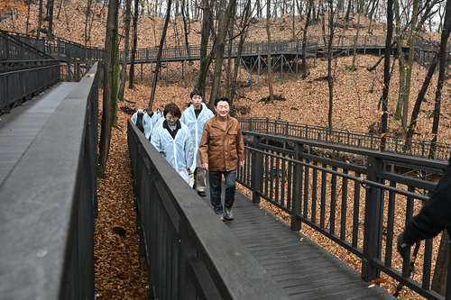 김동근 의정부시장-추동 숲정원 시민참여단 25일 '추동 숲정원' 1단계 조성 완료 구간 점검