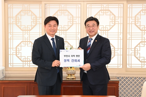 조용익 부천시장 24일 윤호중 행정안전부 장관(오른쪽)에게 현안 설명하고 지원 요청