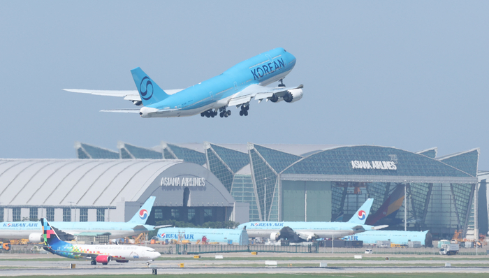 이륙하는 미국 구금 한국인 귀국편 대한항공 전세기