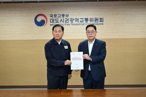 강수현 양주시장(오른쪽) 강남권 광역노선 신설 건의서 국토교통부 대도시권광역교통위원장에게 전달