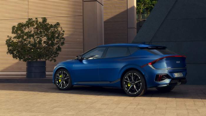 아우토 모토 운트 슈포트 전기차 비교 평가에서 테슬라 모델 Y 및 폴스타 4를 누르고 1위를 차지한 기아 EV6.