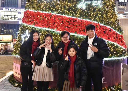 김포시 25일 구래동 문화의거리에서 성탄 트리 점등식 개최.