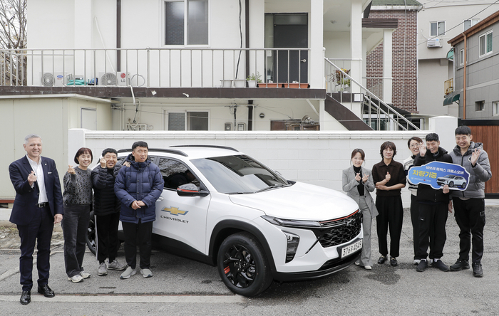 26일 인천 해늘단기보호센터에서 열린 쉐보레 트랙스 크로스오버 기증식에서 참석자들이 기념촬영을 하고 있다.