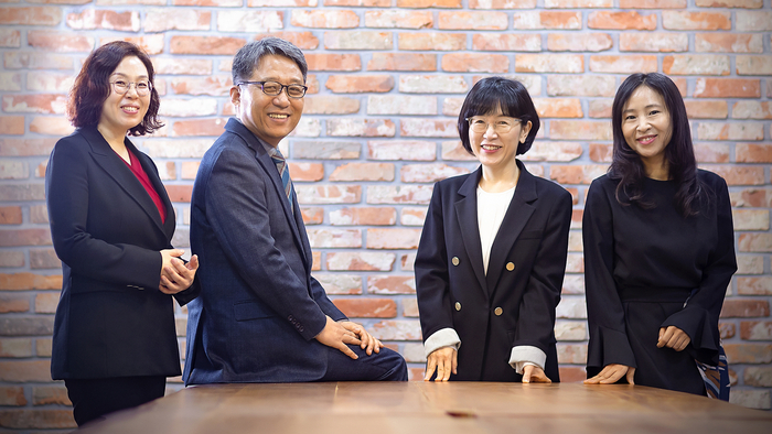 ▲ 경희사이버대 일반대학원 글로벌한국학 전임 교수진. (왼쪽부터) 서진숙·김지형·방성원·장미라 교수 (사진=경희사이버대)