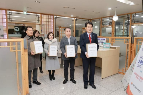 하은호 군포시장 27일 세종정부청사 국토부에 철도지하화 국가계획 반영 촉구 서명부 전달
