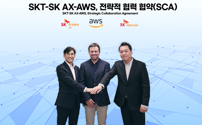 최근 진행된 전략적 협력 협약 체결식에서 신장수 SK AX Cloud 부문장, 크리스 케이시 AWS 아시아태평양 및 일본 파트너쉽 총괄, 허민회 SKT AI Cloud 담당(왼