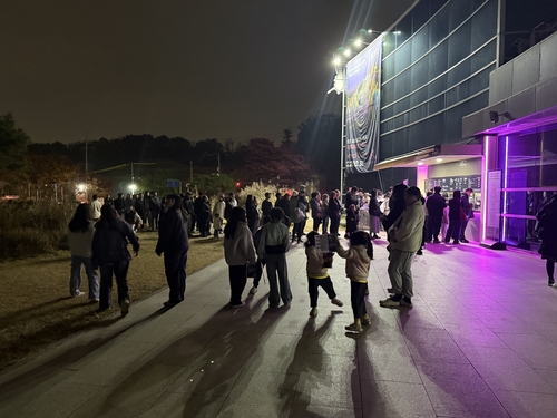 부천시 '루미나래 도화몽' 입장 위해 현장 발권하는 시민들