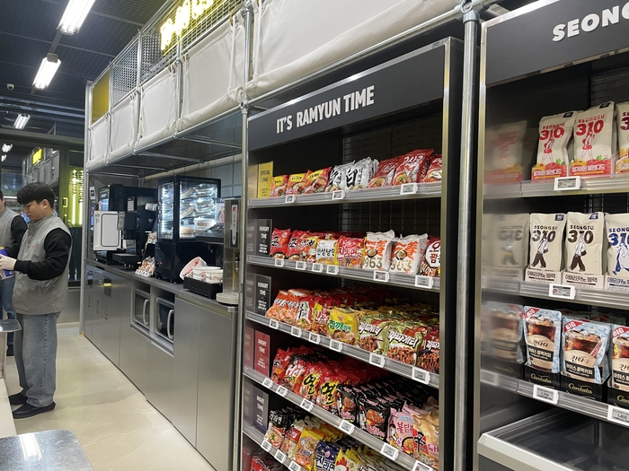 트렌드랩 성수점 내 '투 고 카페 존'. 사진=조하니 기자