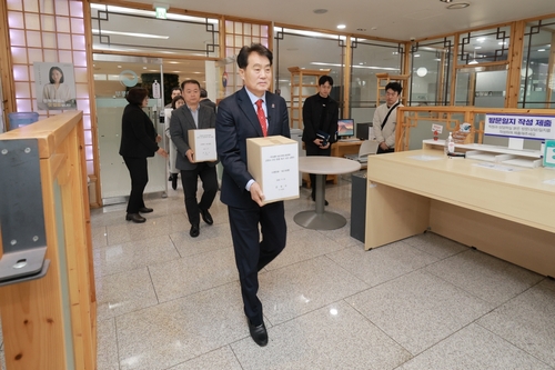 하은호 군포시장 27일 세종정부청사 국토부에 철도지하화 국가계획 반영 촉구 서명부 전달