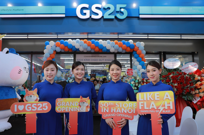 GS25 베트남 하노이 50호점에서 모델들이 기념 사진을 촬영하고 있다. 사진=GS리테일