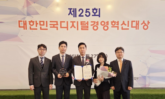 27일 열린 '제25회 대한민국디지털경영혁신대상'에서 이주영 신용보증기금 전무이사(왼쪽에서 세 번째)가 수상 후 기념 촬영을 하고 있다.