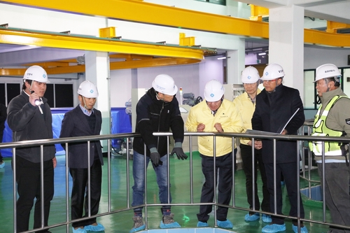 최대호 안양시장(왼쪽 네번째) 26일 청계통합정수장 고도정수처리시설 설치 공사현장 점검