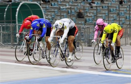 광명 광명스피돔에서 특선급 선수들 결승선 코앞에 두고 접전 전개