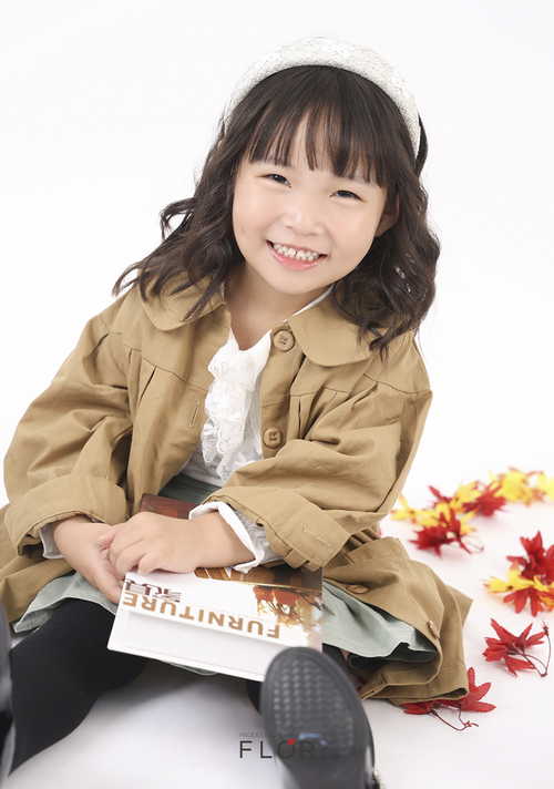 플로르 방송제작사, 2025 가을 화보 공개… 황소빈 모델과 함께 한 늦가을의 잔잔한 온기와 서정미