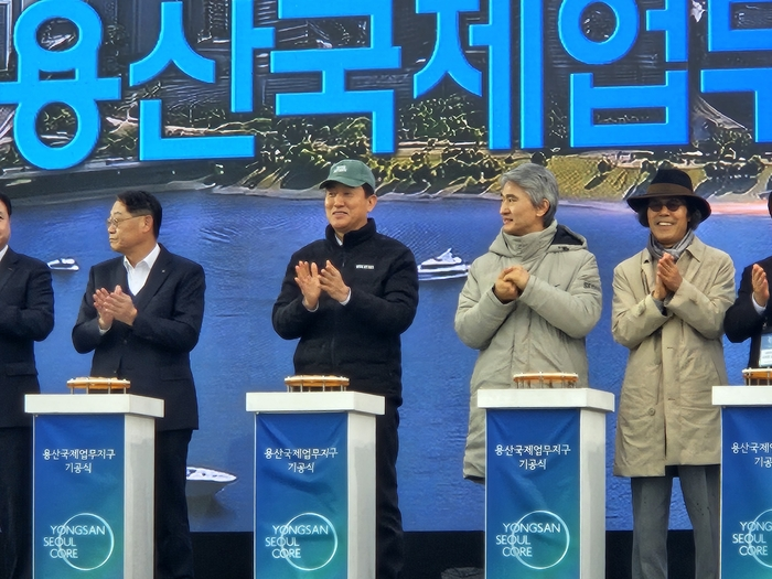 오세훈 서울시장(사진 가운데)에서 27일 오후 옛 용산정비창 일대에서 용산국제업무지구 도시개발사업의 기공식 기념 촬영을 하고 있다.