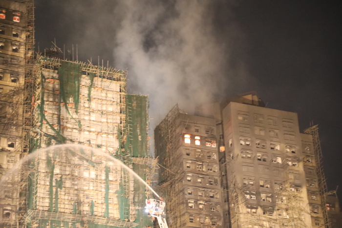 대형 화재 발생한 홍콩 아파트 단지에 남은 잔불