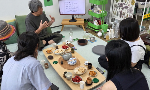 김진영 입주기획자의'작업실 찻자리'에 모인 예술가와 시민