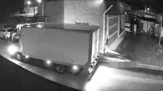 충남 공주시 우성면 단지리 문화마을에 대형차량이 야간시잔에 진입을 하고 있다.