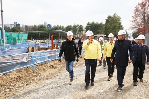 최대호 안양시장(왼쪽 두번째) 26일 청계통합정수장 고도정수처리시설 설치 공사현장 점검