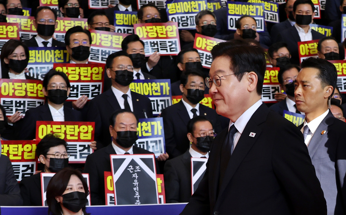 시위하는 국민의힘 의원들 앞 지나는 이 대통령