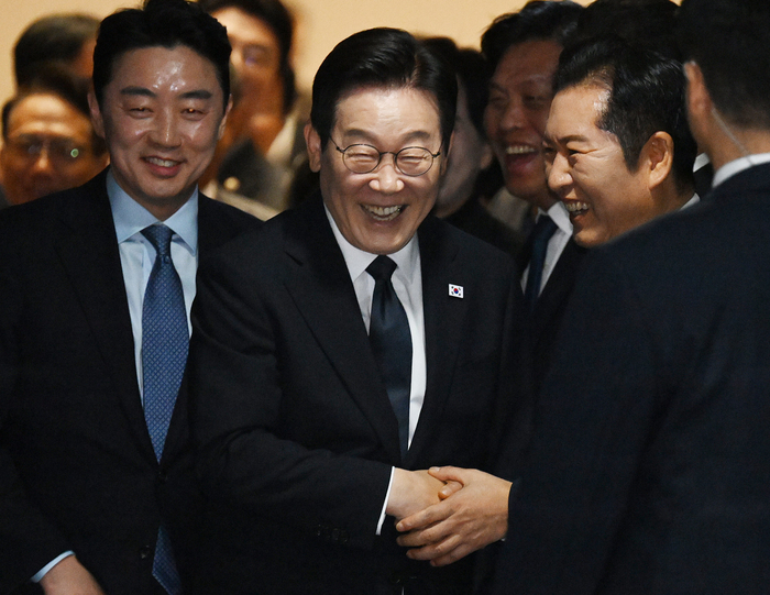 정청래 대표와 악수하는 이재명 대통령