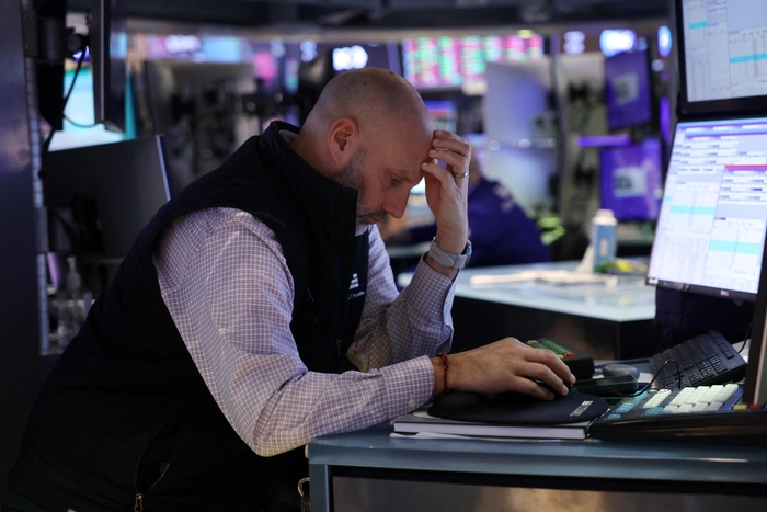 US-DOW-PLUNGES-OVER-800-POINTS-IN-INTRADAY-TRADING