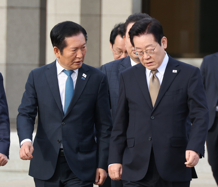 대화 나누는 이재명 대통령과 정청래 대표