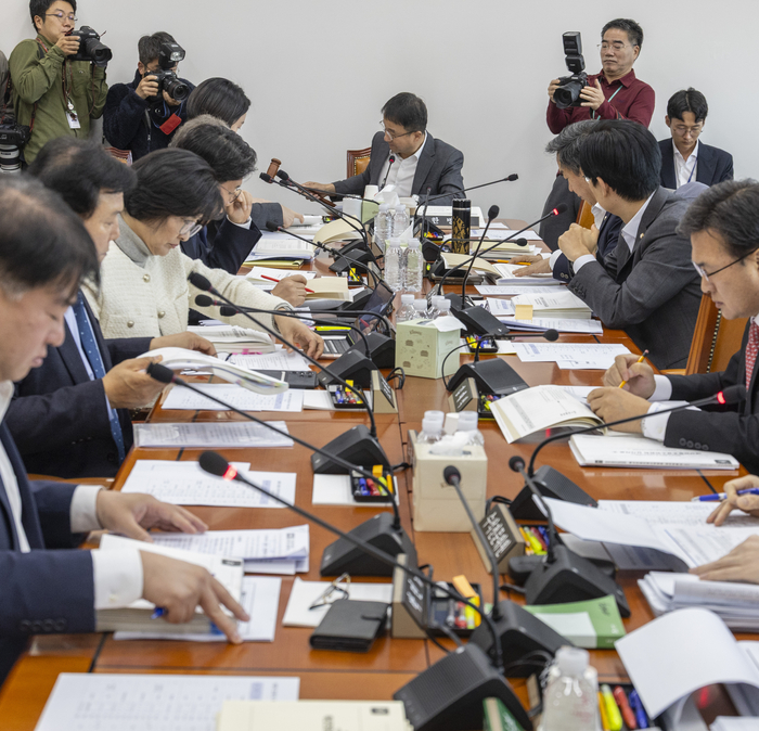 사흘째 2026년도 정부 예산 심의 시작하는 국회 예결위 예산소위