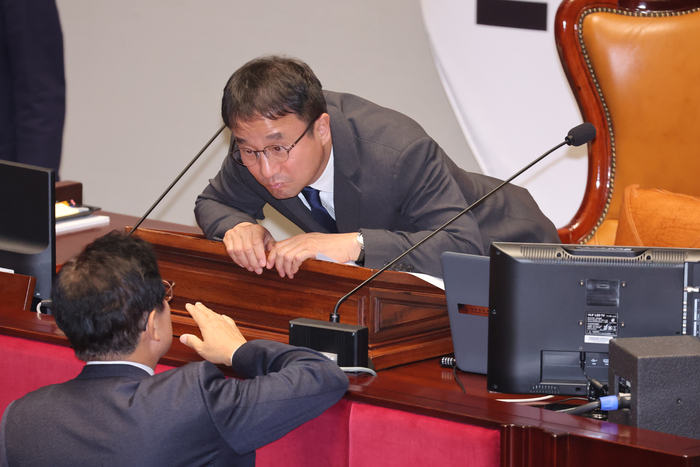 박형수 의원과 대화하는 한병도 예결특위 위원장