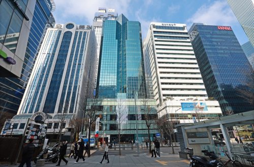 몰리는 뭉칫돈에 자산운용사 경쟁 과열…베끼기 지적도