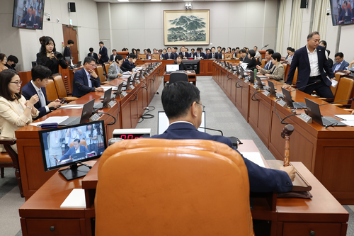 8일 서울 여의도 국회에서 열린 기후위기특별위원회 전체회의에서 위성곤 위원장이 의사봉을 두드리고 있다. 연합뉴스