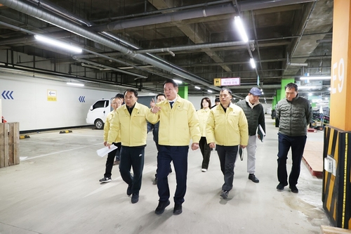 최대호 안양시장 2024년 12월4일 안양농수산물도매시장 지하주차장 현장 점검 뒤 지원 대책을 논의