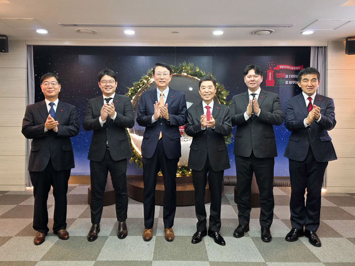 1일 서울시 중구 사회복지공동모금회에서 열린 연말 이웃사랑성금 전달식에서 장석훈 삼성사회공헌업무총괄 사장(왼쪽 세 번째) 등 참석자들이 기념