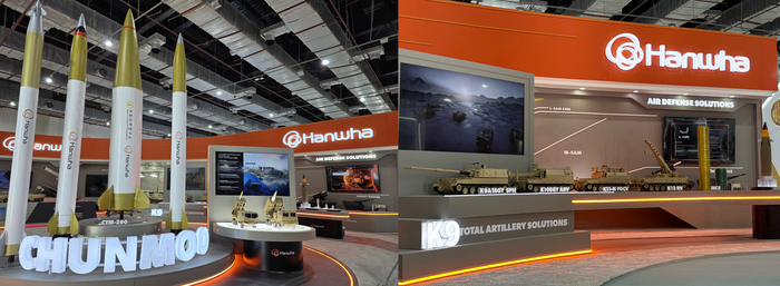 이집트 카이로에서 오는 4일까지 열리는 'EDEX 2025' 한화 부스에 전시된 다연장 유도무기 '천무'와 'K-9 자주포' 패키지 모형. 사진=한화에어로스