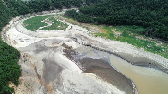 맨바닥 드러낸 강릉시 상수원… 저수율 14.4%